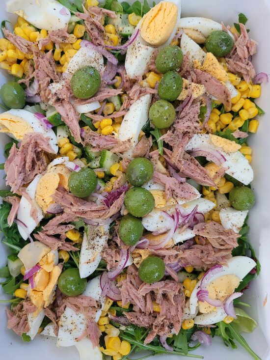 Tunča salāti ar salātu mix un olīvām (1kg)