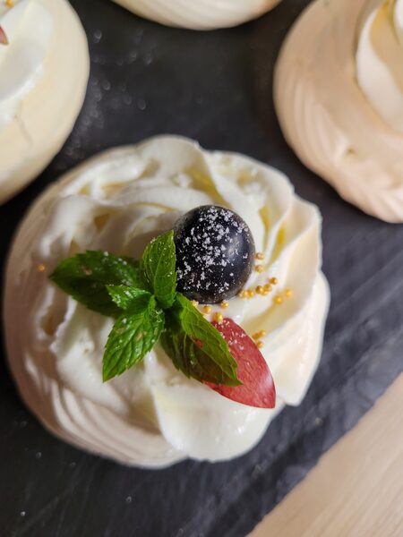 MINI PAVLOVA KŪCIŅAS AR KREMSIERU UN AUGĻIEM