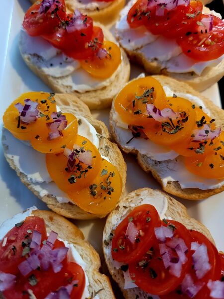 BRUSCHETTA AR CHERRY TOMĀTIEM