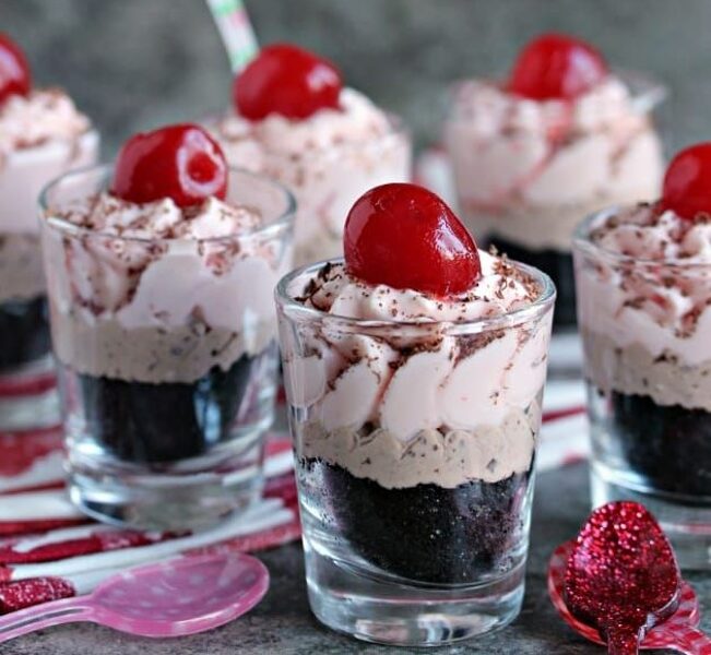 ŠOKOLĀDES CEPUMU, PUTUKRĒJUMA DESERTS AR ĶIRSĪTI SĪRUPĀ